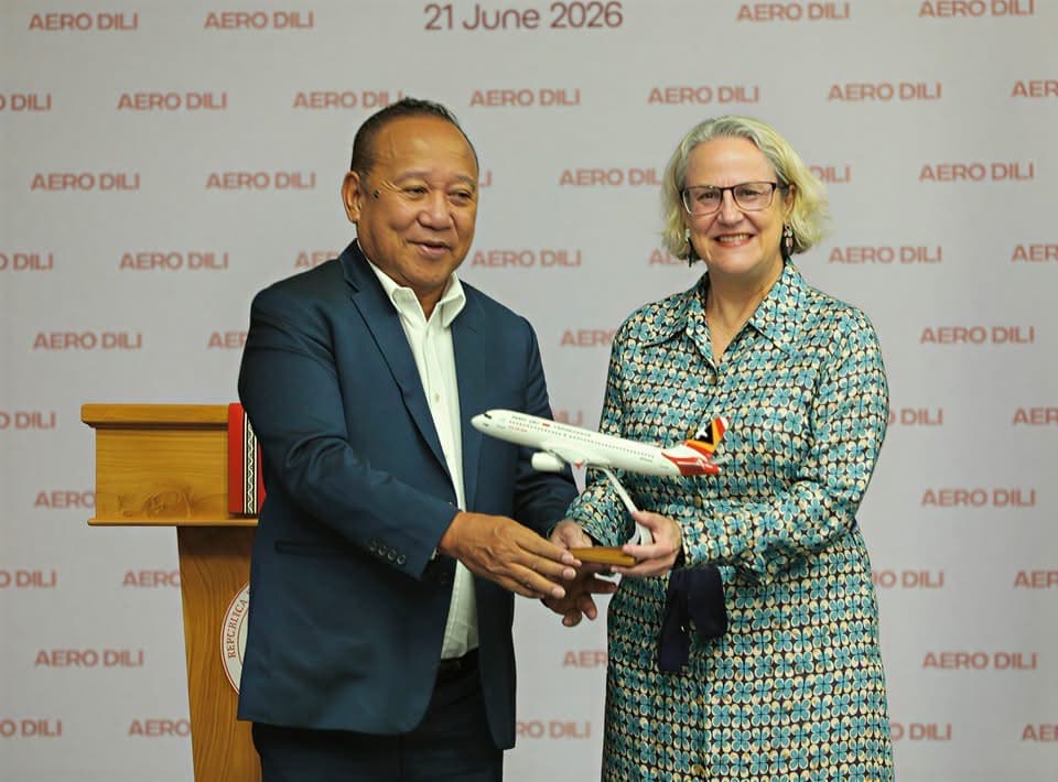 Diretór Ezekutivu Aero Dili, Lourenço Oliveira no Embaixadora Austrália ba Timor-Leste, Caitlin Wilson. Foto Aero Dili.