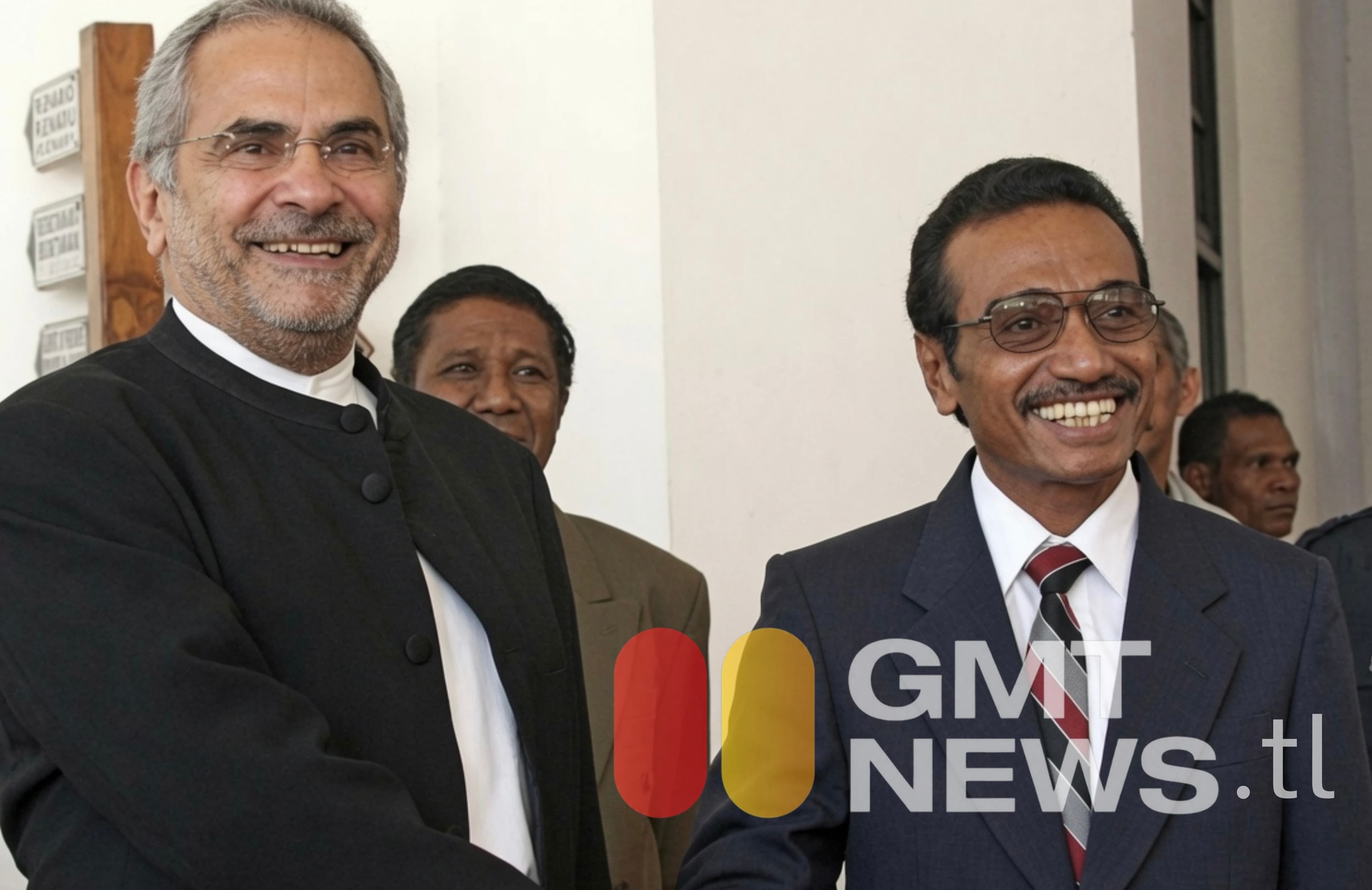Prezidente foun Timor-Leste, José Ramos-Horta (karuk), kaer liman ho Prezidente Parlamentu Nasionál, Francisco “Lú Olo” Guterres (loos), hafoin serimónia tomada de posse iha Parlamentu Nasionál, iha Díli, loron 20 Maiu 2007. AFP PHOTO / Mario JONNY DOS SANTOS
