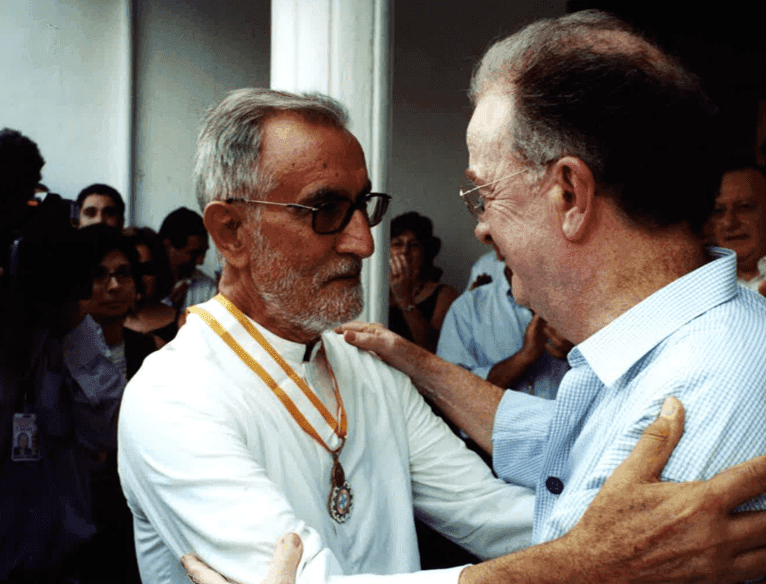 Padre João Felgueiras Simu Ordem da Liberdade Husi Estadu Portugal iha 2002 Tanba Defende Dignidade Povu Timor-Leste