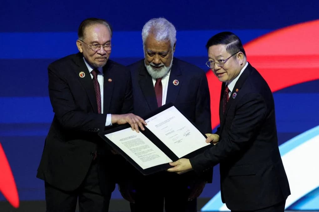 Primeiru-Ministru Malázia, Datuk Seri Anwar Ibrahim, entrega deklarasaun ne’ebé asina ona kona-ba adesaun Timor-Leste ba ASEAN ba Sekretáriu-Jeral ASEAN, Kao Kim Hourn, durante serimónia abertura ba Cimeira ASEAN ba dala-47 no Cimeira Relasionadu sira iha Kuala Lumpur Convention Centre (KLCC), Primeiru-Ministru, Kay Rala Xanana Gusmão. Foto: Gabinete Primeiru-Ministru.